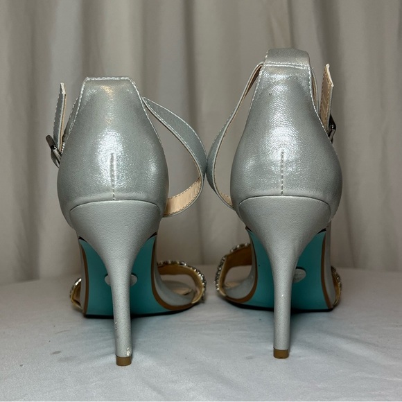 Betsey Johnson SB Gina Bridal Heels - Silver with Blue Bottoms - Size 8.5 - EUC - Picture 3 of 12